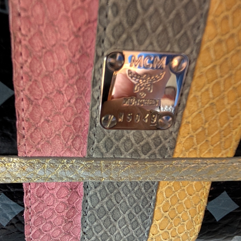 MCM Princess Lion Long Wallet - Picture 3 of 12